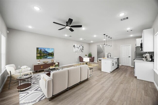 Foto del edificio - 10214 Hollyglen Dr