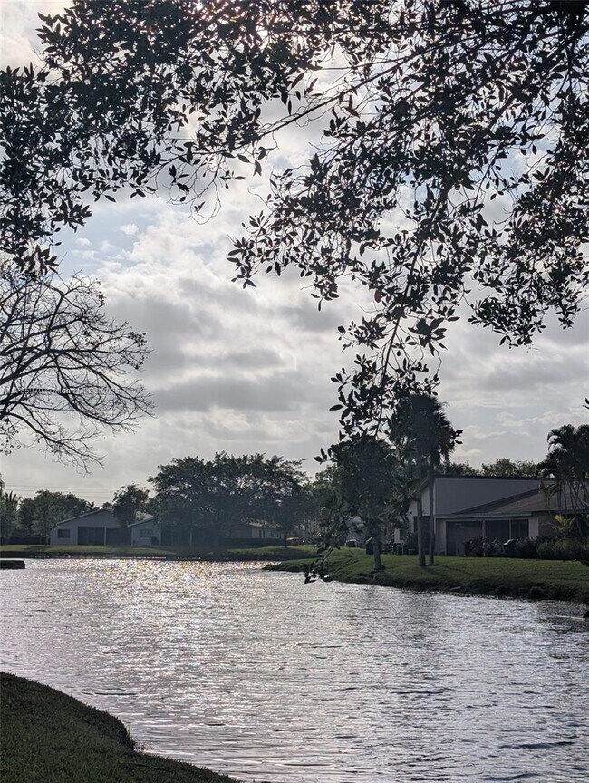Foto del edificio - 440 Lakeview Dr