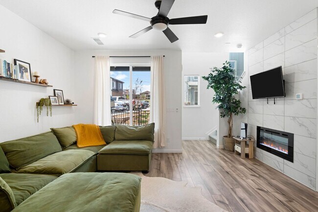 Foto del edificio - Modern 3BD, 2.5BA Castle Pines Townhome wi...