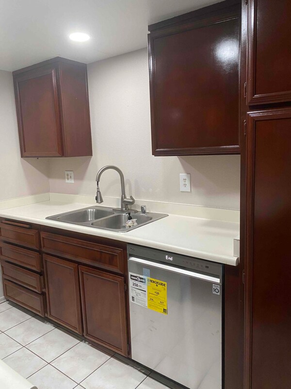 Foto del edificio - 2151 Aspenwood Ct