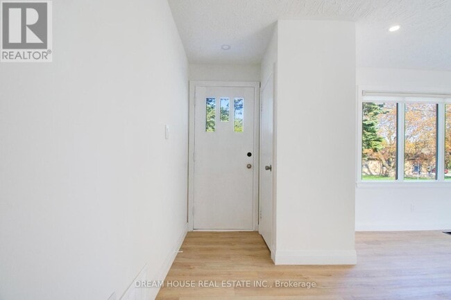 Building Photo - 47 Ellis Crescent N