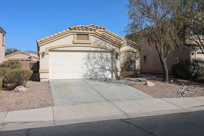 Foto principal - 4Bed/2Bath House at Watson Rd/Yuma Rd! $39...