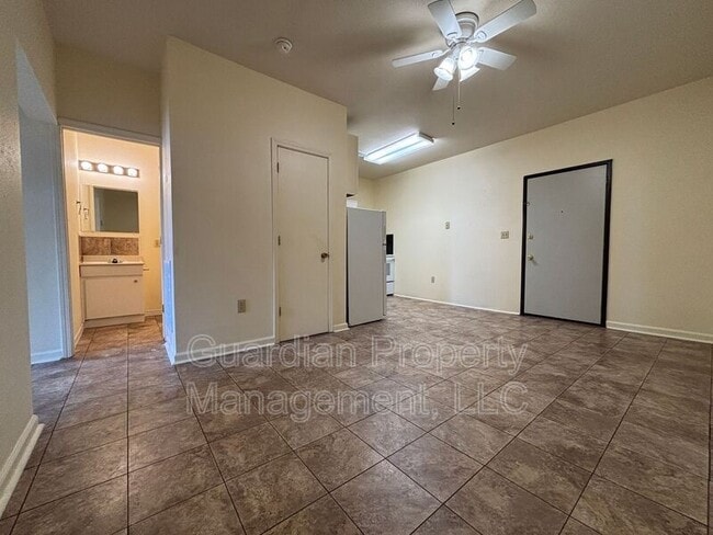 Building Photo - 116 E 3rd St