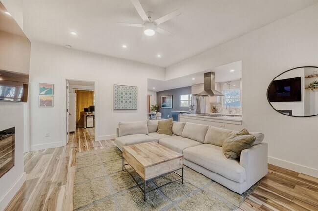 Foto del edificio - 5313 Downs Dr