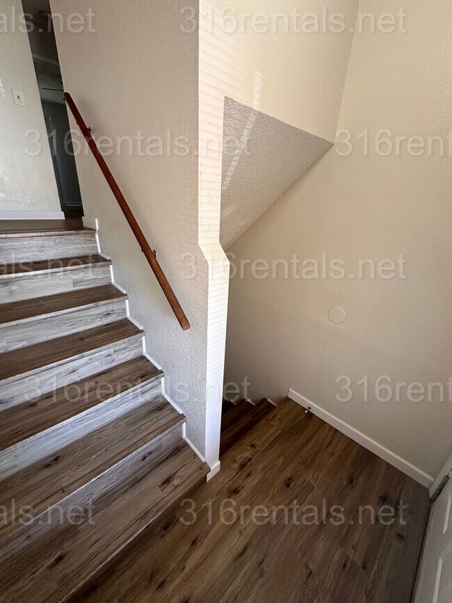 Building Photo - $895 - 2 bed 1.5 bath beautiful bi-level a...