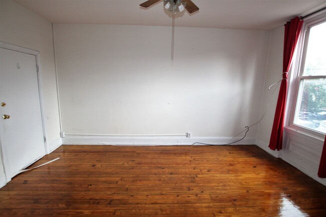Building Photo - 1 bedroom unit located in Fairmount availa...