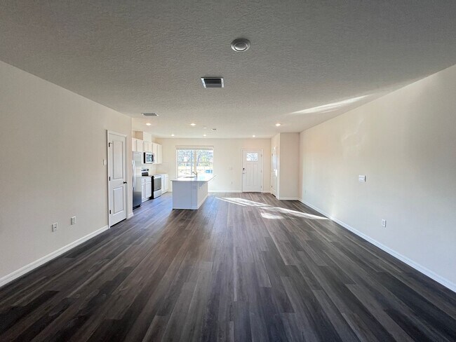 Building Photo - Perfect townhouse -  available now!