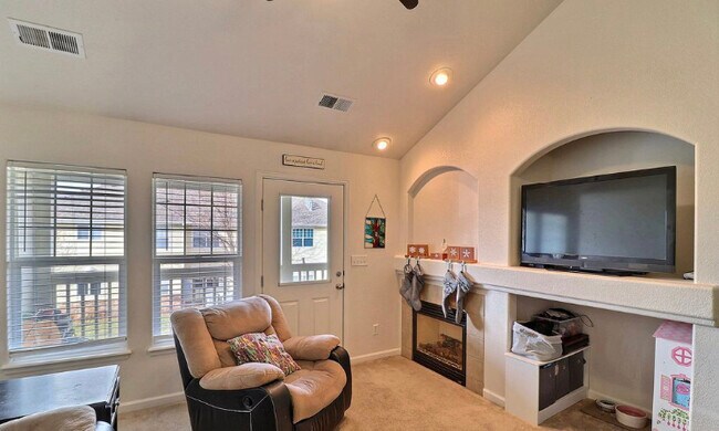 Building Photo - 3734 Ponderosa Ct