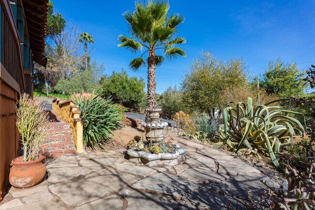 Foto del edificio - Spanish Style Oasis!