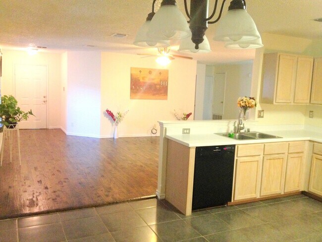 Building Photo - 3107 Westview Dr