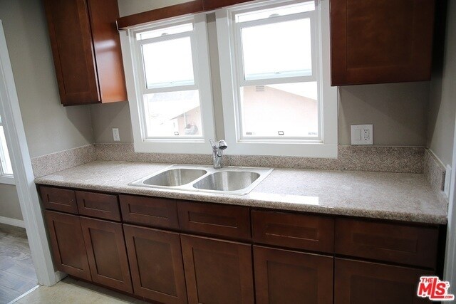 Building Photo - 1237 W 39th St