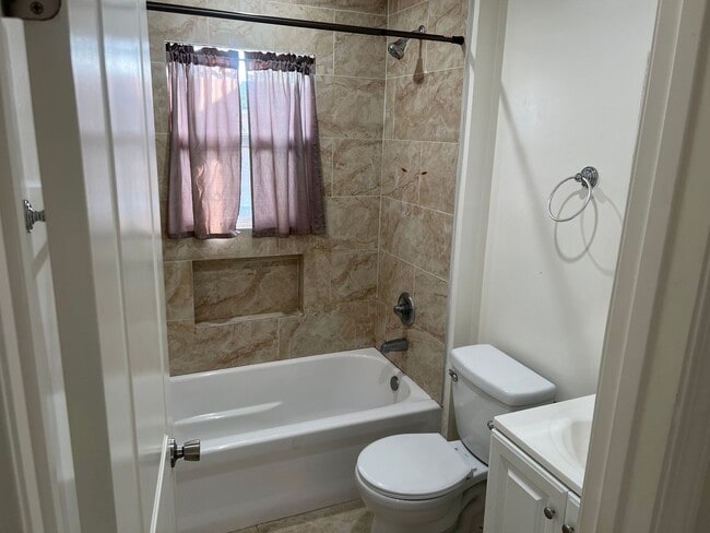 Foto del edificio - 3734 W Imperial Hwy