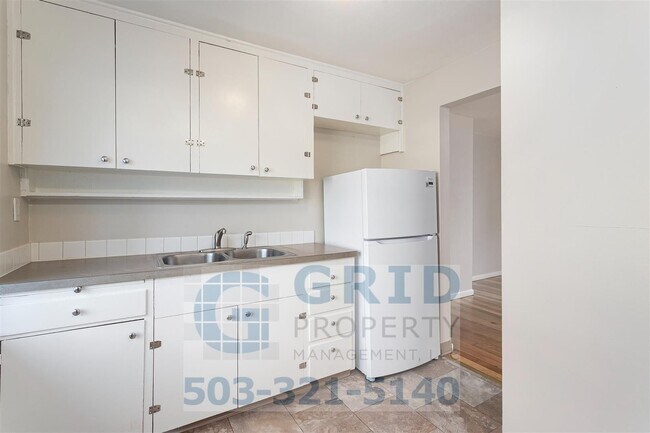 Foto del edificio - Charming 2BR House with Garage & Private Patio in Vancouver!