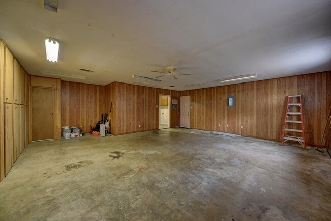 Building Photo - 915 Farmers Rd