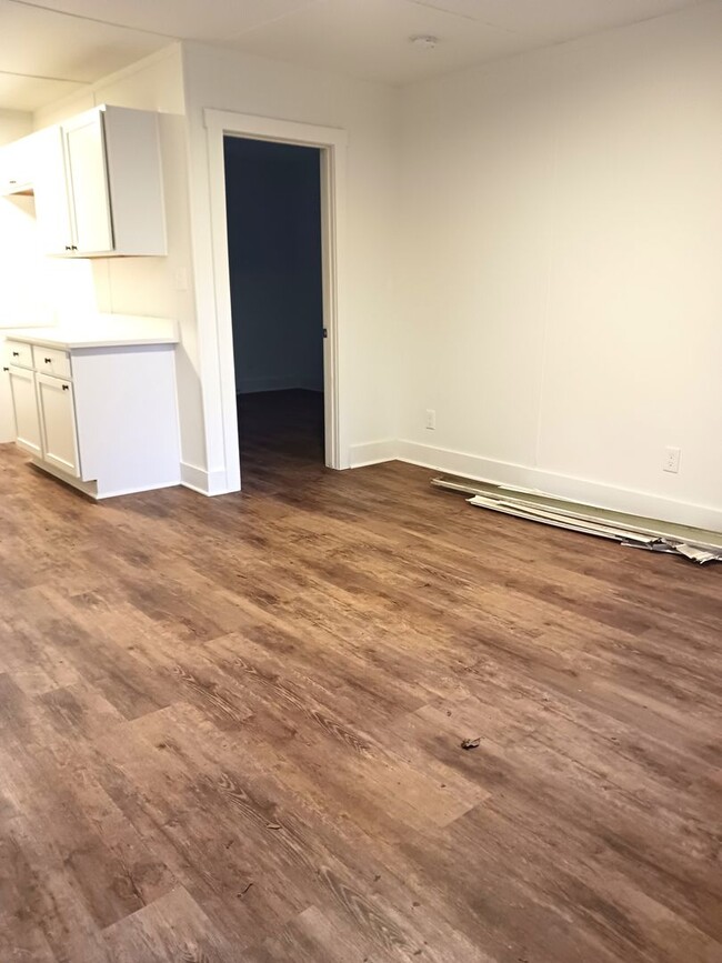 Building Photo - Nice Remodeled One Bedroom Apt available i...