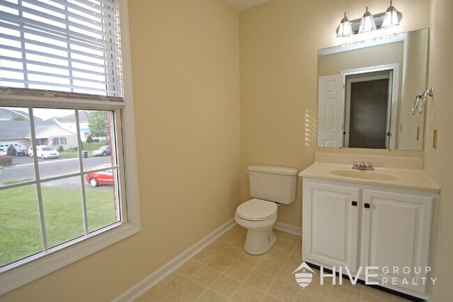 Building Photo - Spacious Duplex Living