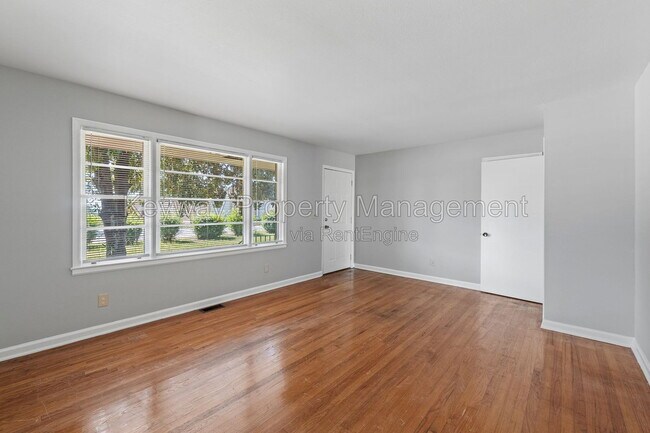 Building Photo - 2105 Eastland Dr