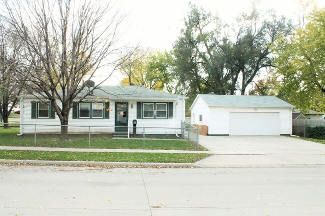 Building Photo - 6109 Buckingham Ave