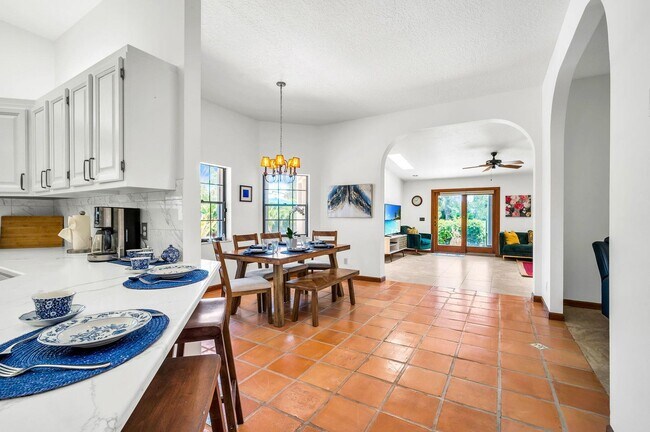 Foto del edificio - 1324 N Lakeside Dr