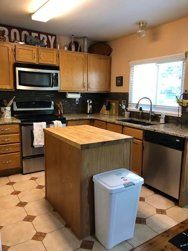 Building Photo - 4 Bd, 2 Ba, Home, Quiet Neighborhood, Great Floorplan, Mature Landscaping!