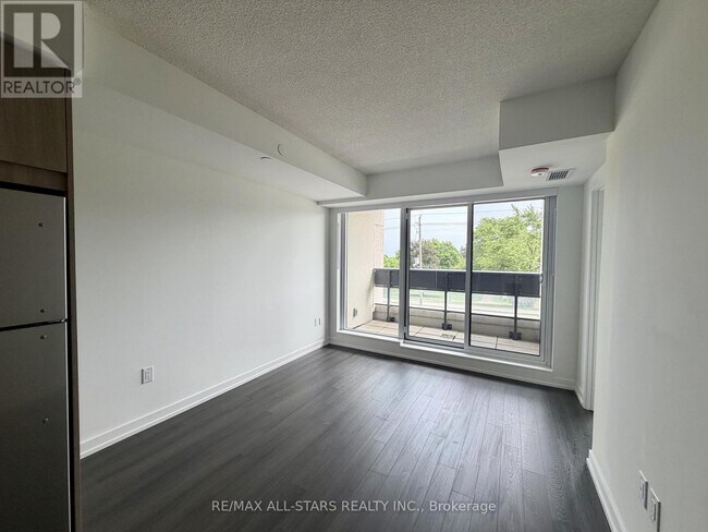 Photo du bâtiment - 4010 Eglinton Ave W