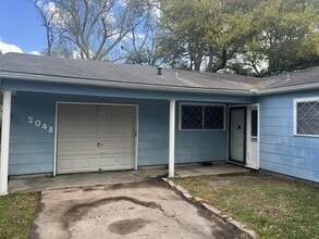 Building Photo - 2048 Oak Ave