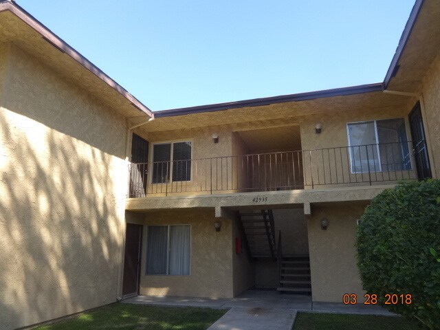 Building Photo - Cute & Clean Upper Level Park Somerset Condo
