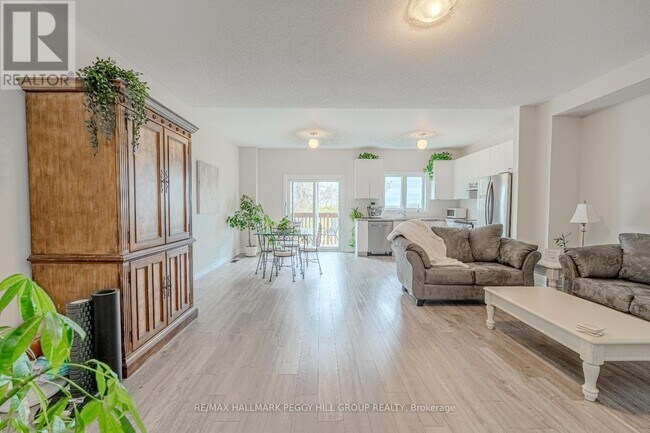 Building Photo - 1174 Peelar Cres