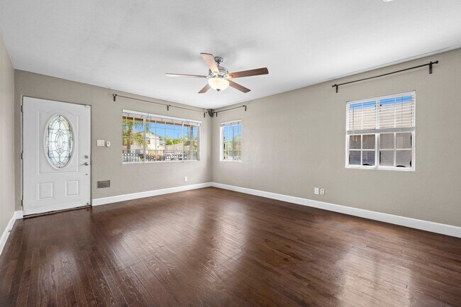 Building Photo - 3 Bedroom Home with Yard!