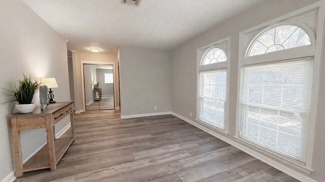 Foto del edificio - 341 N Burbank Dr