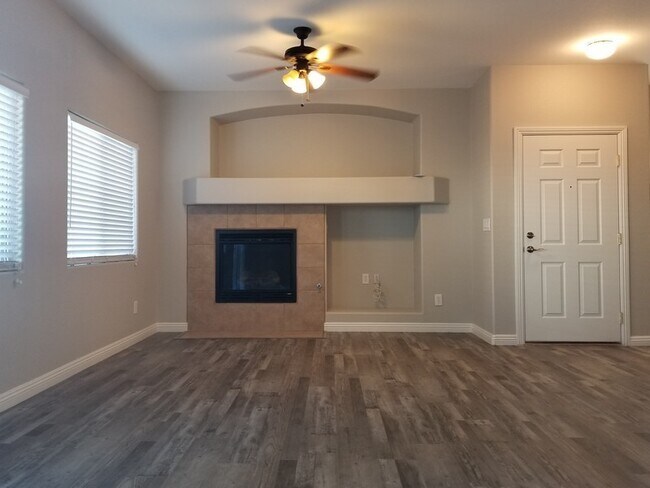 Foto del edificio - ~~Beautiful Mountains Edge Townhome!  3 Bed, 2.5 Bath ~ New! New! New!