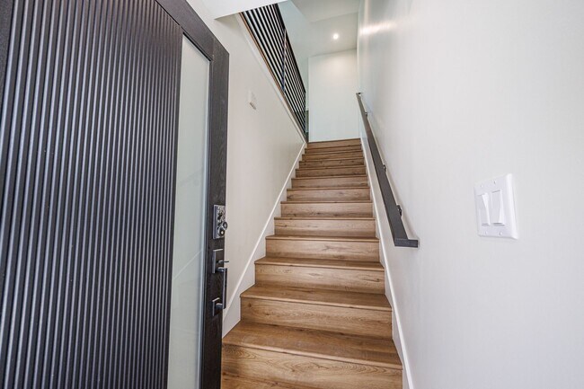 Foto del edificio - Spacious 4-Bed, 3-Bath | with Two Parking ...