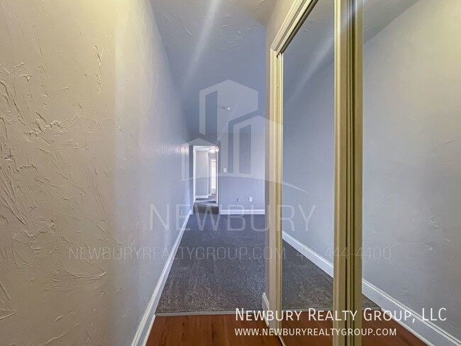 Building Photo - Discover Urban Tranquility: 2-Bedroom Gem ...