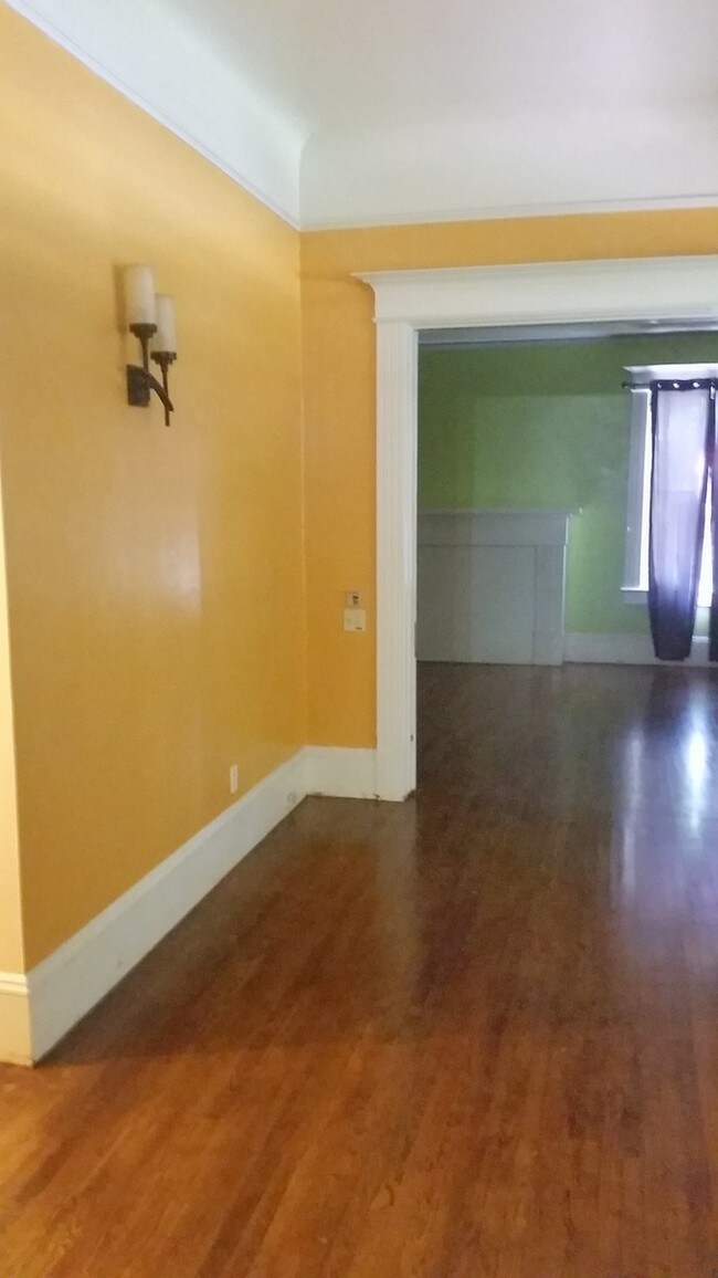 Building Photo - 1518 Broadway St