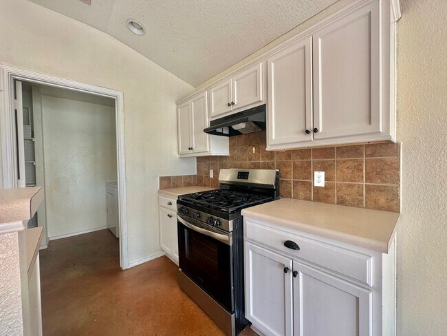 Foto del edificio - AVAILABLE NOW!!!