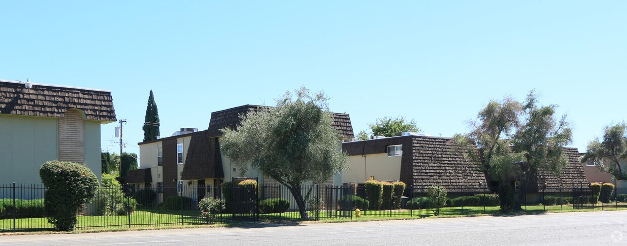 Building Photo - 5606 Hillsdale Blvd