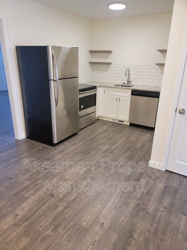 Primary Photo - 125 W Calkins Ave