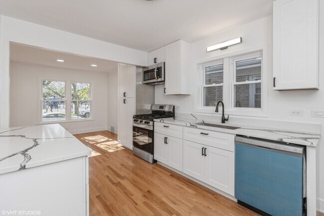Foto del edificio - 6251 N Hamlin Ave