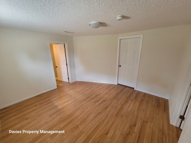 Photo du bâtiment - 9620-9675 75 Street NW