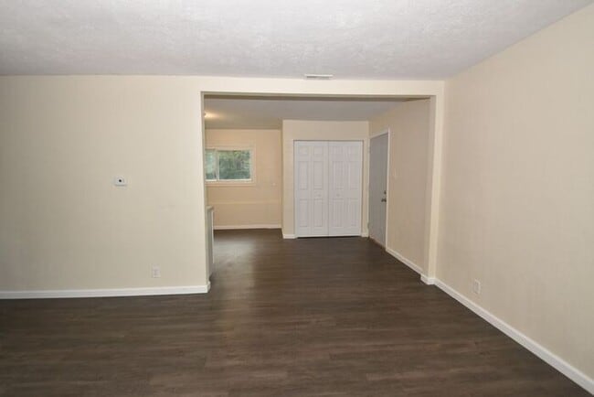 Foto del edificio - Elkhart North West- 3 bedroom ranch with d...