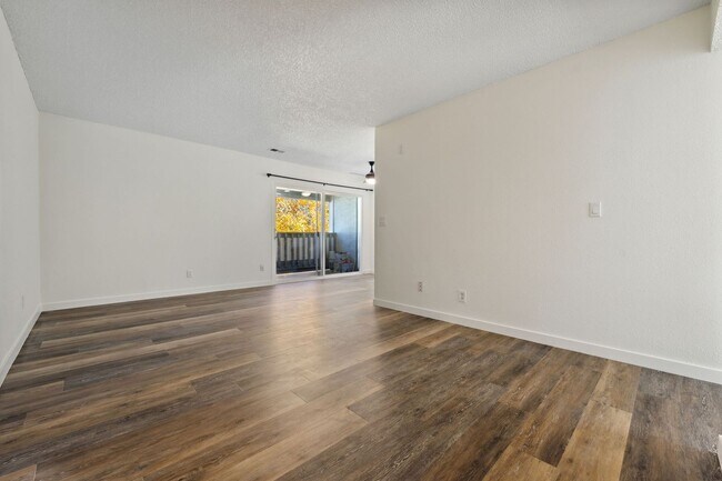 Foto del edificio - Updated Condo in Expo Park!