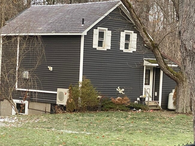 Building Photo - 976 Hudson River Rd