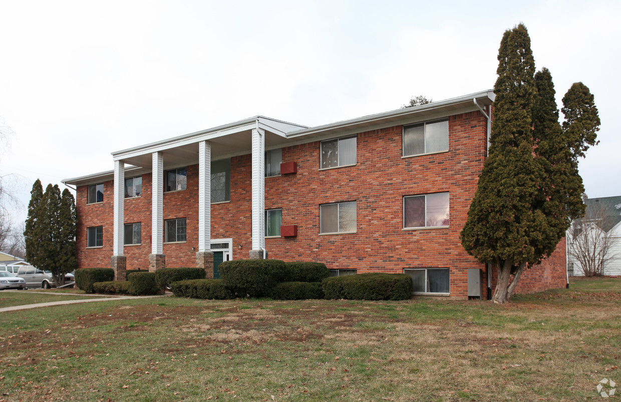 Primary Photo - Carriage House Apartments