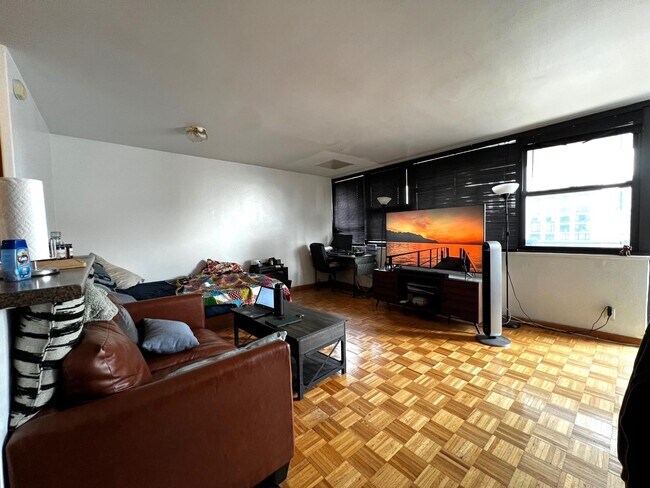 Foto del edificio - 270 Marin Blvd