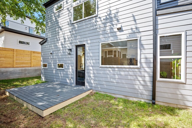 Building Photo - 1804 Maple Ave