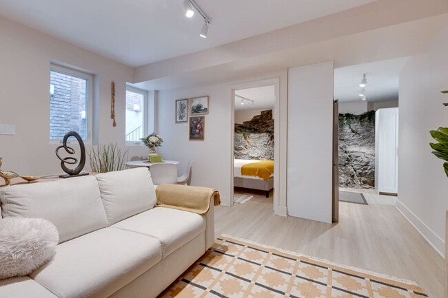 Building Photo - 4050 Chem. de Trafalgar