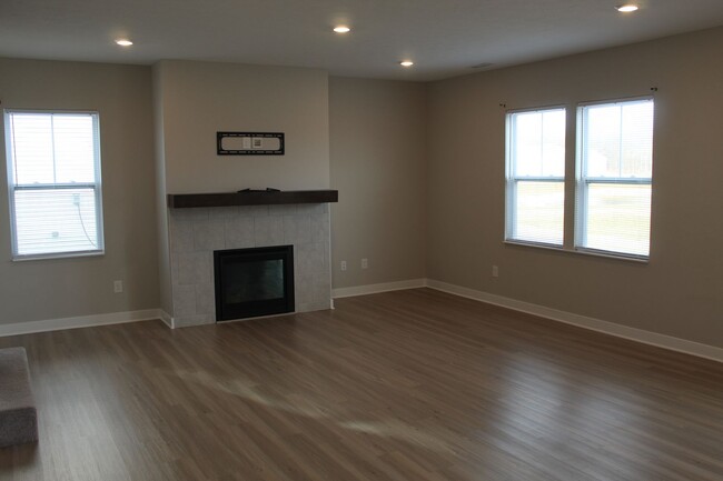 Foto del edificio - Spacious 5 BR Home in Avon Schools!