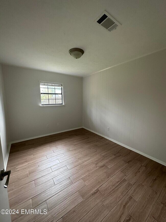Building Photo - 120 Skyland Dr