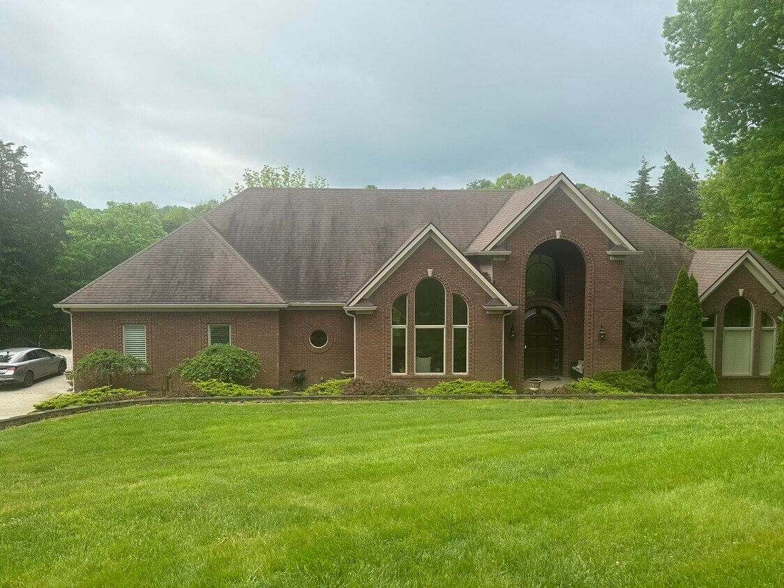 Primary Photo - 548 Avawam Dr