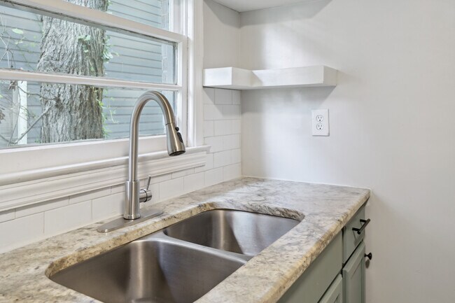 Foto del edificio - 2657 Jewel St